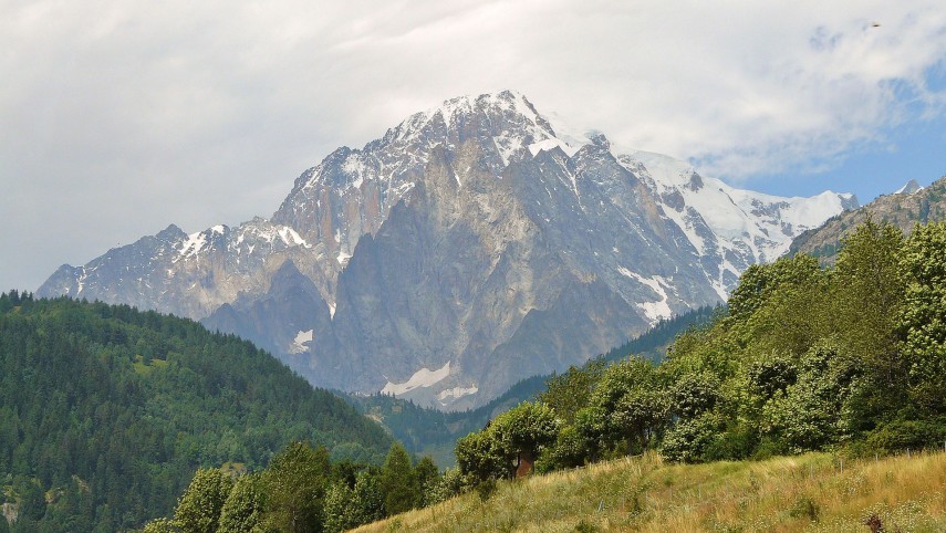 Mont Blanc, aflat pe frontiera franco-italiană, este cel mai înalt vârf din Uniunea Europeană