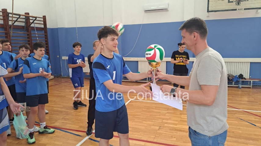 Eric Petcu, căpitanul echipei Școlii 12 BP Hasdeu, primind cupa de la Florin Voinea. Sursa foto: ZIUA de Constanța