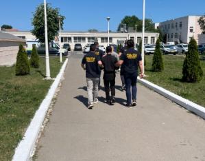 VIDEO Doi tineri din Constanța, reținuți după ce i-ar fi furat unui bărbat de 63 de ani un portofel cu 1.000 de lei 