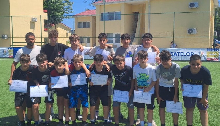 Micii fotbaliști din Cumpăna, alături de antrenorul Vasilică Cristocea. Sursa foto: Facebook (Cumpăna News)