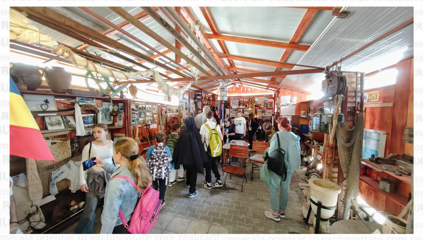 Oaspeți ai Sulinei admirând expoziția „Sulina Veche”