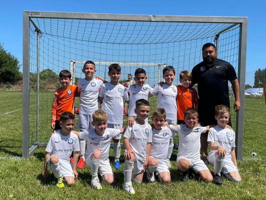 Micii fotbaliști de la Academia Hagi și antrenorul Ionuț Caracostea