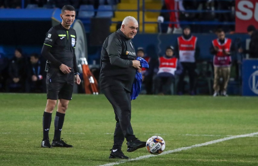 Pe 12 februarie 2024, Vasile Mănăilă a dat lovitura simbolică de start la meciul Farul - Dinamo 0-2, din Superligă. Sursa foto: Farul Constanța