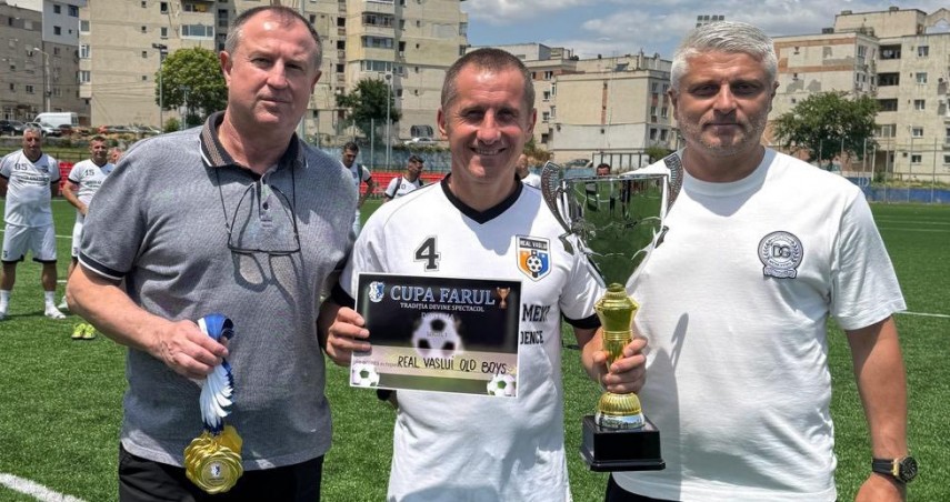 Constantin Bîrboră și Stelian Carabaș, premiind campioana. Sursa foto: Facebook (Stelian Carabaș)