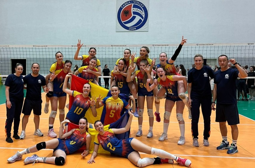 Alexia Ruci, Sara Buricea și Alexandra Trică, la echipa națională Under-19. Sursa foto: Facebook (Federația Română de Volei)
