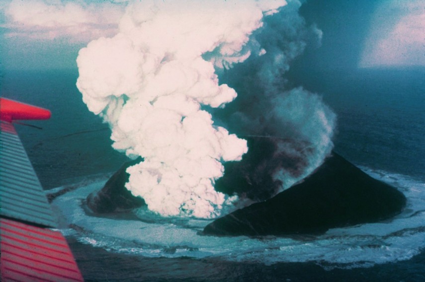 Insula vulcanică Surtsey, 1963, la 16 după începere erupției, Islanda. Foto - Wikipedia