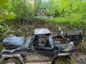 Accident rutier pe Transfăgărășan! Un autoturism a căzut într-o râpă! Doi bărbați, tată și fiu, răniți (GALERIE FOTO)