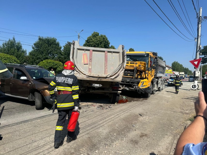 FOTO: Accident grav la Mihail Kogalniceanu, judetul Constanta! Doua camioane si trei autoturisme, printre care una de politie, implicate    