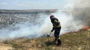 FOTO+VIDEO UPDATE. Incendiu de vegetație uscată în cimitirul din Tulcea. Intervin pompierii cu trei autospeciale