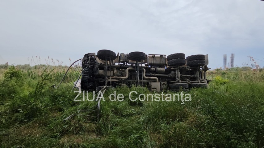 Autotren incarcat cu orz, rasturnat la intrare in Portul Agigea! Intervin salvatorii