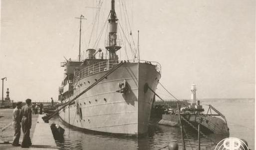 Nava-bază „Constanța” alături de submarinul „Delfinul”