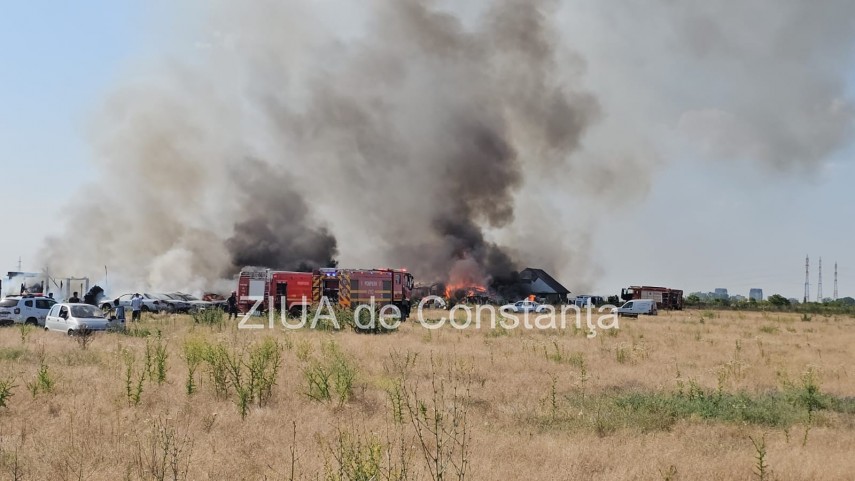 LIVE VIDEO+FOTO: Situatie de urgenta in Constanta! Incendiu la o casa si la mai multe autoturisme pe strada Varfu cu Dor         
