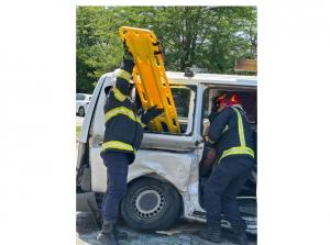 Știri România FOTO-VIDEO. Accident rutier grav pe un drum național! Un autoturism și un microbuz cu muncitori, implicate    