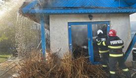 FOTO-VIDEO. Incendiu la o unitate de primire turistică din Tulcea! Pericol de propagare       