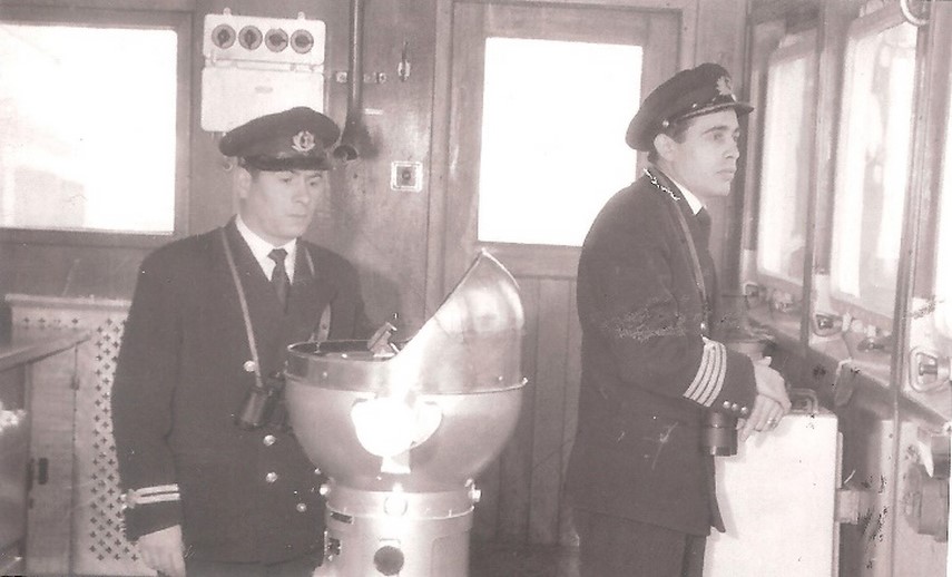 Clc Nicolae Mirea (dreapta), alături de ofițerul maritim II Nicolae Udriște, în comanda m/n “Buzău”