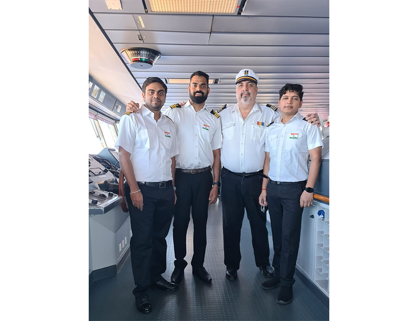 Clc Mihai Doser cu trei marinari indieni