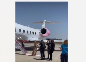 VIDEO. Paris Hilton a aterizat la Craiova pentru festivalul IntenCity, însoțită de fiul său 