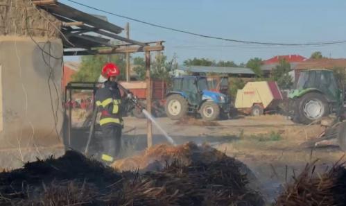 Incendiu la o ferma agricolă din Babadag, județul Tulcea! Baloți de paie în flăcări (FOTO-VIDEO)  