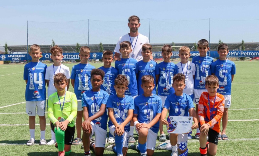 Academia Hagi 2015 și antrenorul Eddy Năstase. Sursa foto: Academia Hagi
