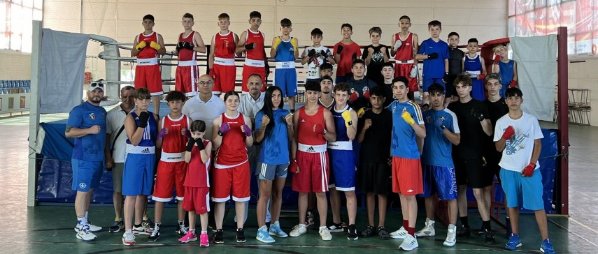 Boxeri, antrenori și oficiali participanți la eveniment. Sursa foto: Facebook (Marcel Jipeanu)