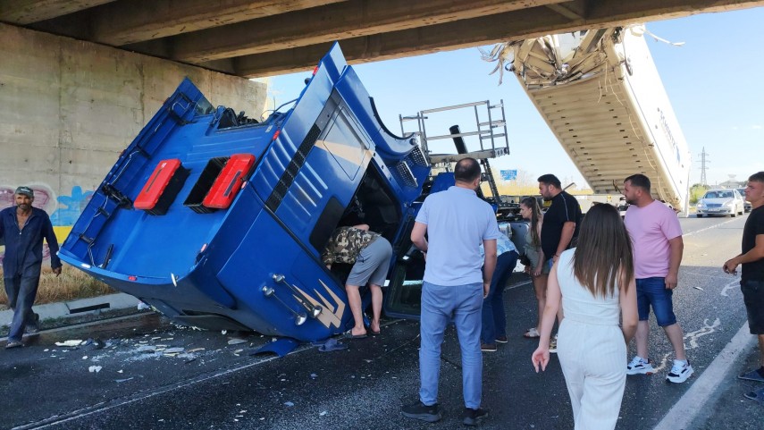 FOTO+VIDEO.Știri Constanta: Accident rutier la Sibioara intre o masina si un autotren. O victima incarcerata     