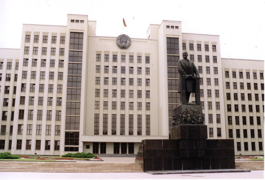 Sediul guvernului de la Minsk, cu statuia lui Vladimir Ilici Lenin în față