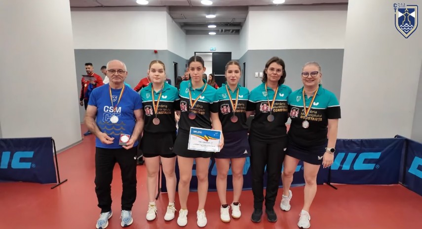 CSM Constanța, vicecampioană. De la stânga la dreapta: Viorel Filimon, Elena Zaharia, Andreea Teglas, Bianca Mei-Roșu, Mioara Șincan și Anamaria Sebe. Sursa foto: captură Facebook (CSM Constanța)