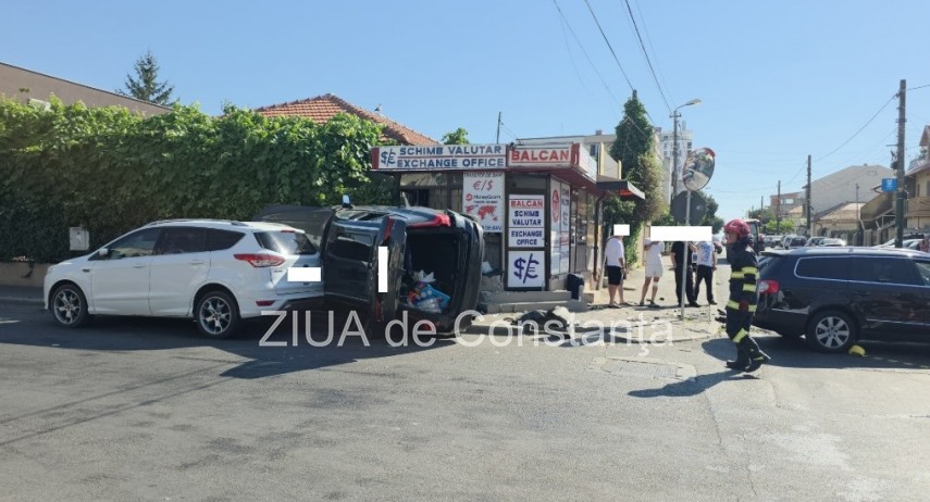 LIVE VIDEO. FOTO. Accident rutier la Constanta cu mai multe masini, dintre care una s-a rasturnat! Mai multe persoane ranite            