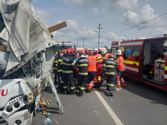 Știri Constanta: Accident grav in Lumina, intre o masina si un autocar!  