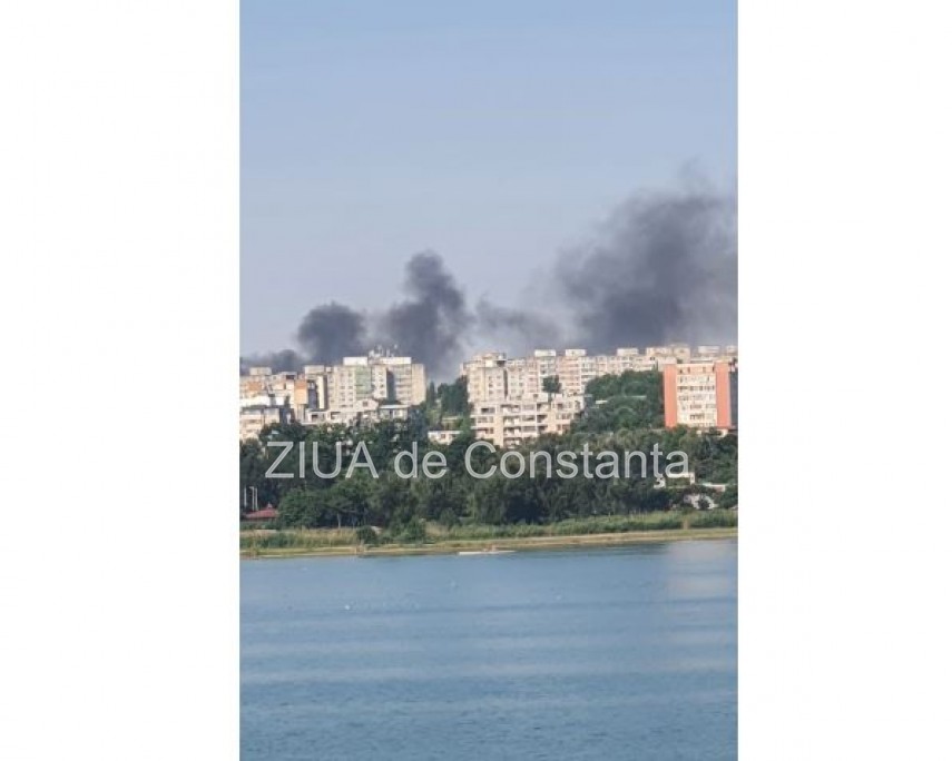 foto situatie de urgenta in constanta incendiu la o anexa si vegetatie uscata pe strada prelungirea barbu