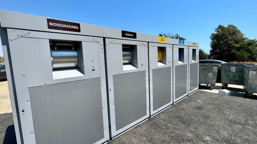 foto a inceput montarea primelor insule ecologice digitalizate pentru sistemul de colectare a deseurilor