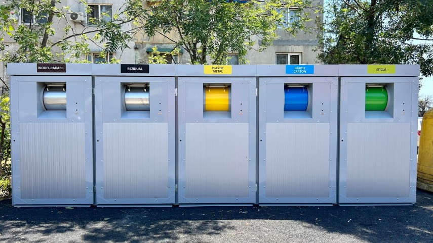 foto a inceput montarea primelor insule ecologice digitalizate pentru sistemul de colectare a deseurilor