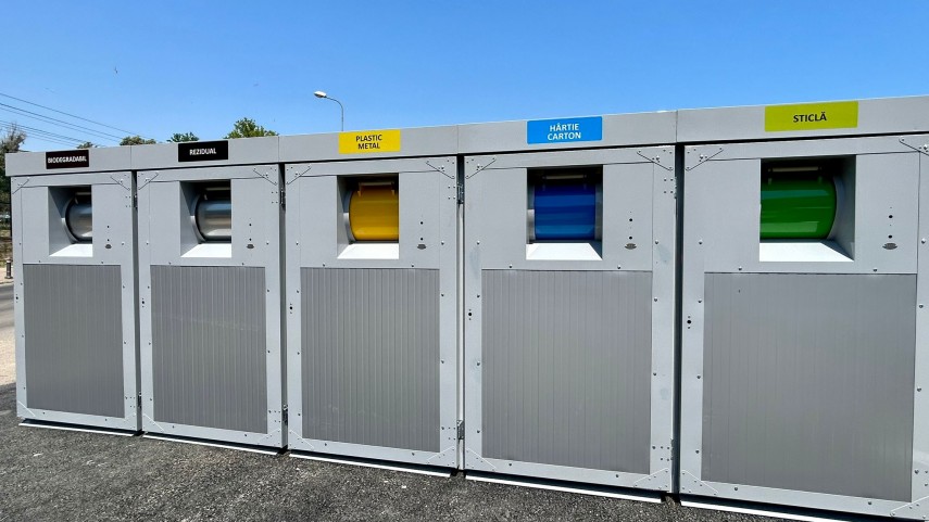 foto a inceput montarea primelor insule ecologice digitalizate pentru sistemul de colectare a deseurilor