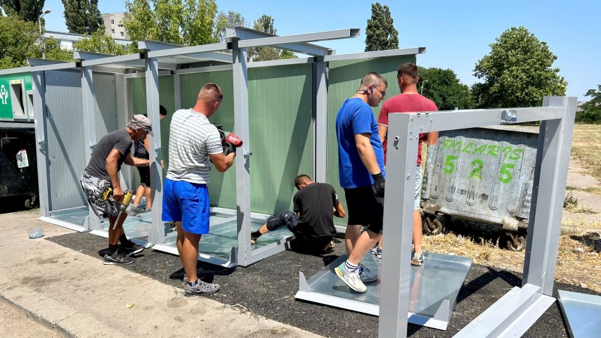 foto a inceput montarea primelor insule ecologice digitalizate pentru sistemul de colectare a deseurilor