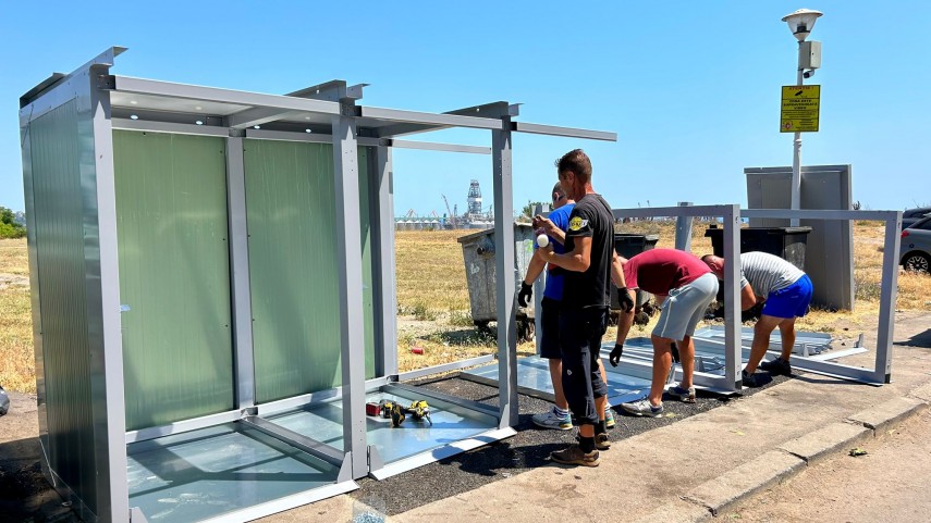 foto a inceput montarea primelor insule ecologice digitalizate pentru sistemul de colectare a deseurilor