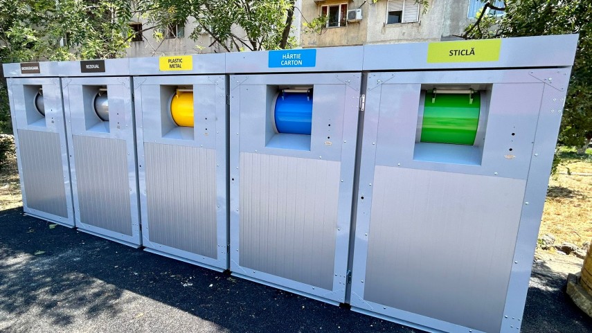 foto a inceput montarea primelor insule ecologice digitalizate pentru sistemul de colectare a deseurilor