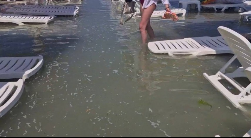 Știri Constanta azi: FOTO. Situatie surpriza pentru turistii din Costinesti! Valurile mari au inundat o portiune din plaja