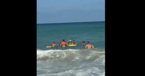 Știri Constanța Băiat de 16 ani, salvat la limită de salvamari pe plaja Splendid din Eforie! (VIDEO)