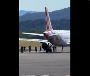VIDEO. Un bărbat a murit, după ce a fost „aspirat” de motorul unui avion, în Italia 