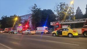 FOTO+VIDEO Incendiu într-un bloc de pe bulevardul 1 Mai din Constanța. Un bărbat a fost scos cu cătușe de polițiști 