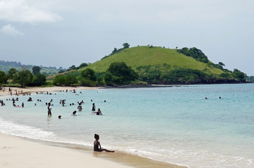 Locuitori din São Tomé pe plajă, Districtul Lobata