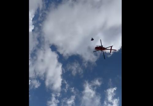 Știri România VIDEO. O femeie a căzut 15 metri într-o râpă din Retezat! 