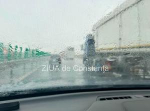 FOTO-VIDEO Plouă pe autostrada A2! Se circulă în condiții de carosabil umed 