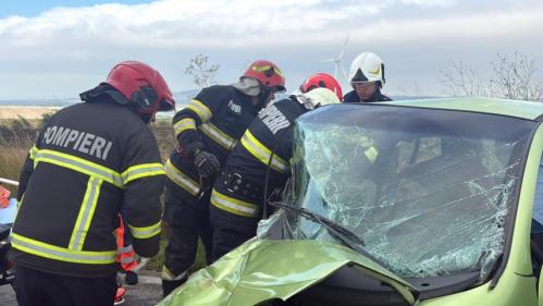 FOTO+VIDEO Accident rutier între două mașini în apropierea localității Agighiol, județul Tulcea.