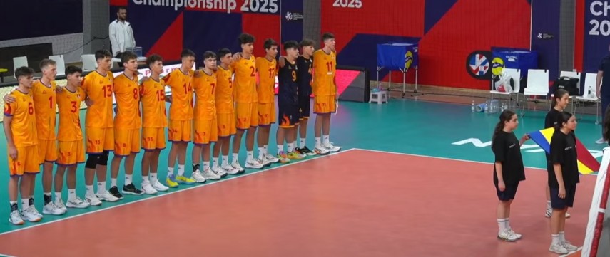 Momentul intonării imnului național al României. Iustin Egor, al patrulea din dreapta, cu numărul 17 pe tricou. Sursa foto: captură Youtube (Volleyball Federation of Armenia)