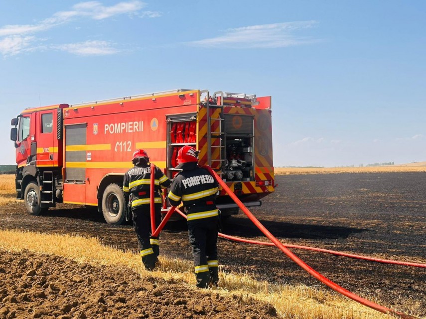 Incendiu de vegetatie uscata, in localitatea Costinesti, judetul Constanta 