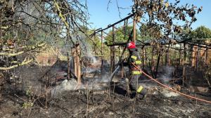 UPDATE. FOTO+VIDEO Incendiu în localitatea Beștepe, județul Tulcea, cu posibilitate de extindere la două locuințe. Două persoane, intoxicate cu fum    
