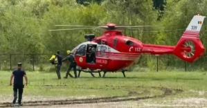 VIDEO Intervenții ale salvatorilor SMURD în județul Suceava! Mai multe persoane recuperate din mijlocul șuvoaielor pe calea aerului 