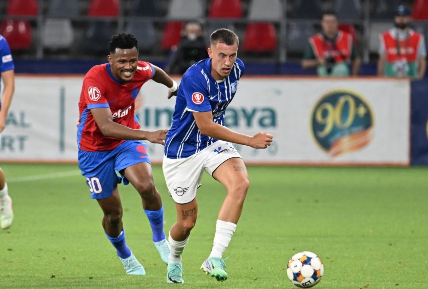 Alexandru Ișfan, în duel cu fundașul Siyabonga Ngezana, în meciul FCSB - Farul Constanța 1-2. Sursa foto: Farul Constanța