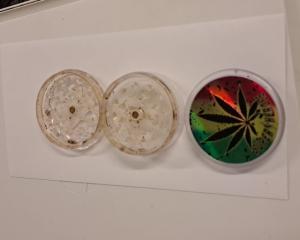 Un vamaiot, săltat de jandarmi după ce a fost descoperit asupra sa un dispozitiv de mărunțire, care conținea substanță cu posibil efect psihoactiv! Ce spun jandarmii constănțeni
